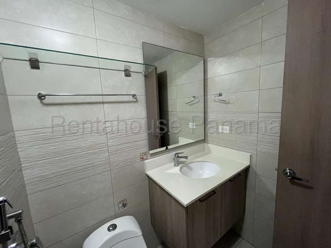 Bedroom with large window and built-in closet for rent in PH Edison Park Panama City