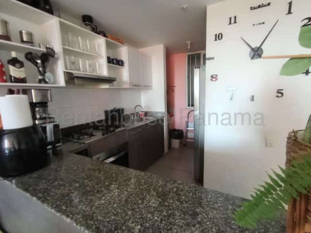Spacious living-dining with AC, TV wall mount, laminate floors, open plan in PH Aviñon Panama