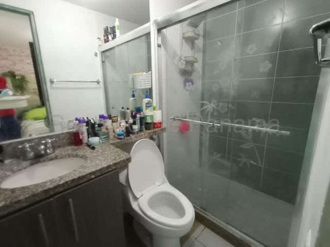 Kitchen with granite countertops, gas stove, open shelving, natural lighting PH Aviñon Panama