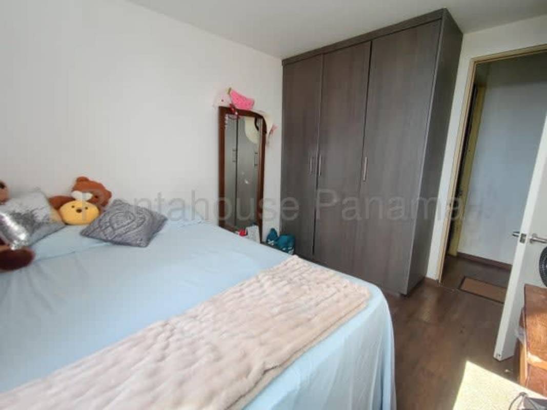 Children’s play area with jungle gym and safety fencing PH Aviñon Condado del Rey