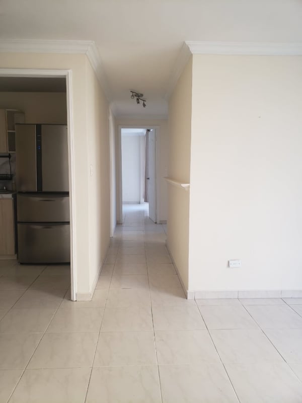 Bright empty bedroom with built-in white closet and ceiling fan PH MC Greggor Condado del Rey Panama