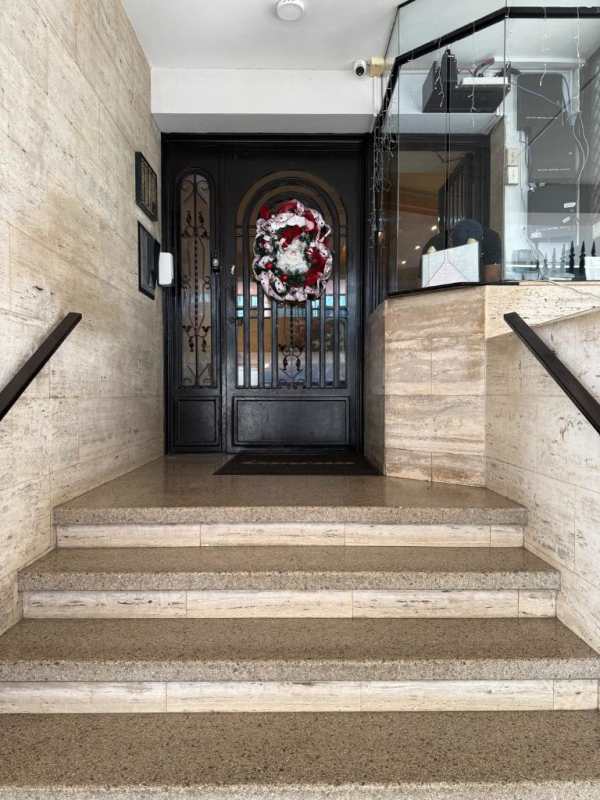 Spacious living area with large corner windows and panoramic view in PH Cancun Obarrio Panama City