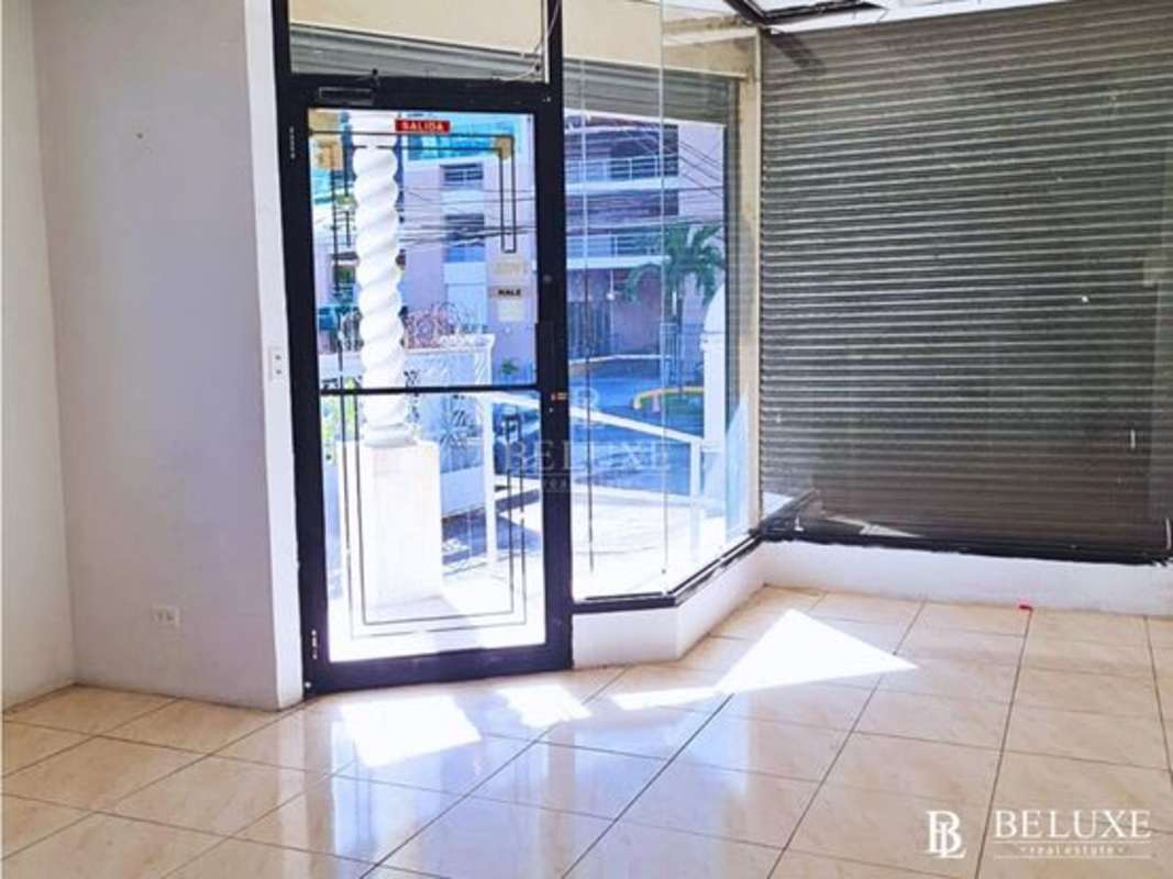 Commercial space with glass door, large windows, tiled floor and blinds, Panama City El Cangrejo