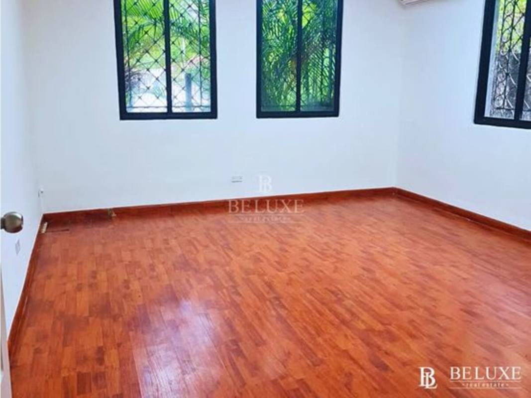 Bright office with wood floors, security-barred windows, white walls and air conditioning PH El Cangrejo Panama