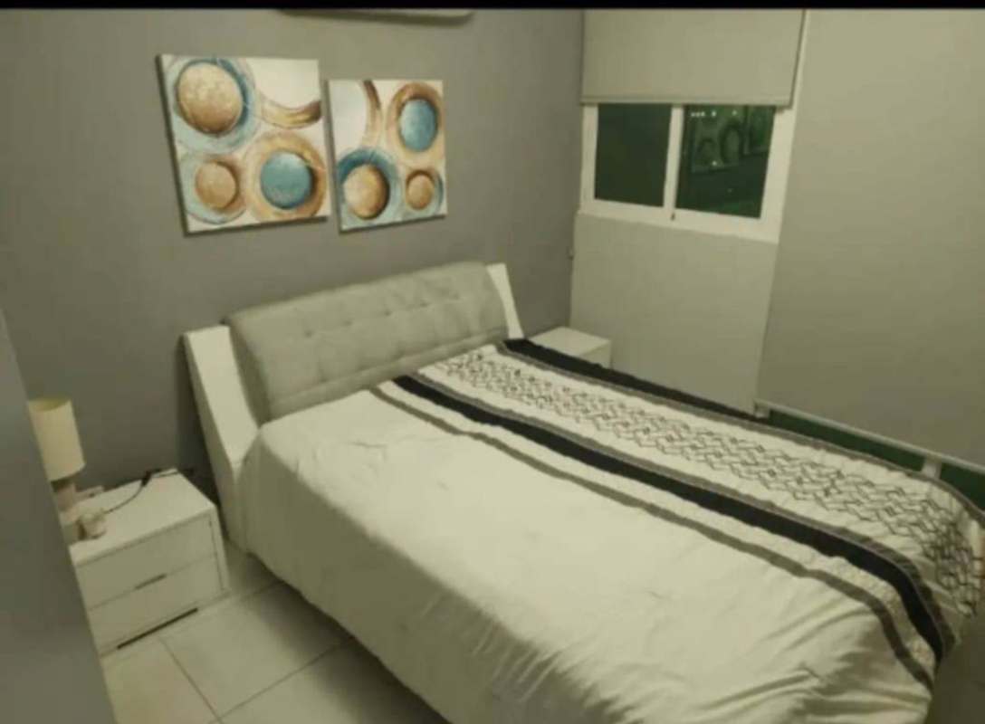 Minimalist bunk bedroom with desk, gray wall, AC in PH Metropolitan Park Panama