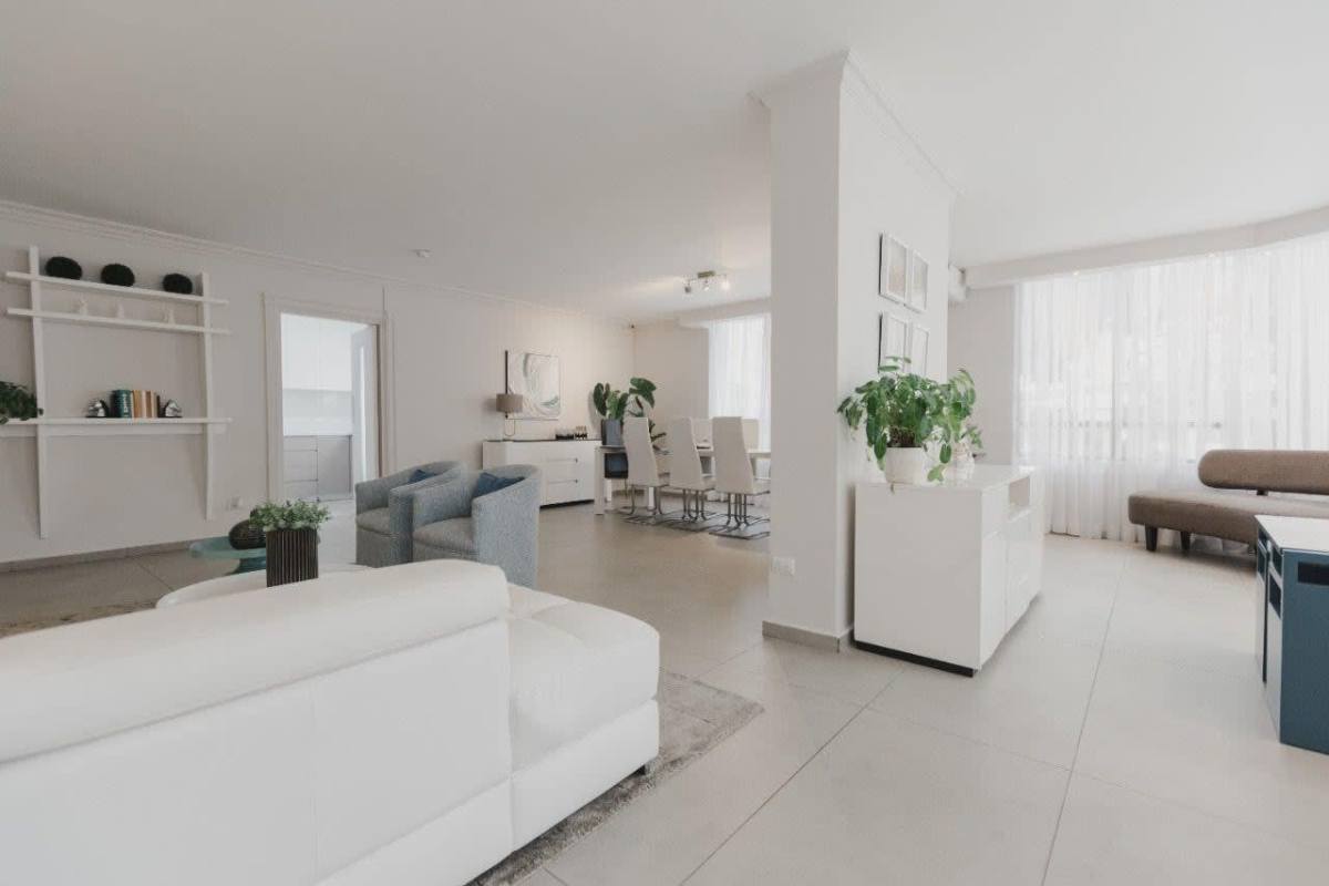 Contemporary bathroom with glass shower and vanity PH Prestanza Panama City