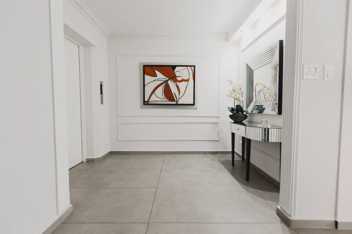 Elegant entrance lobby with elevator access PH Prestanza San Francisco Panama