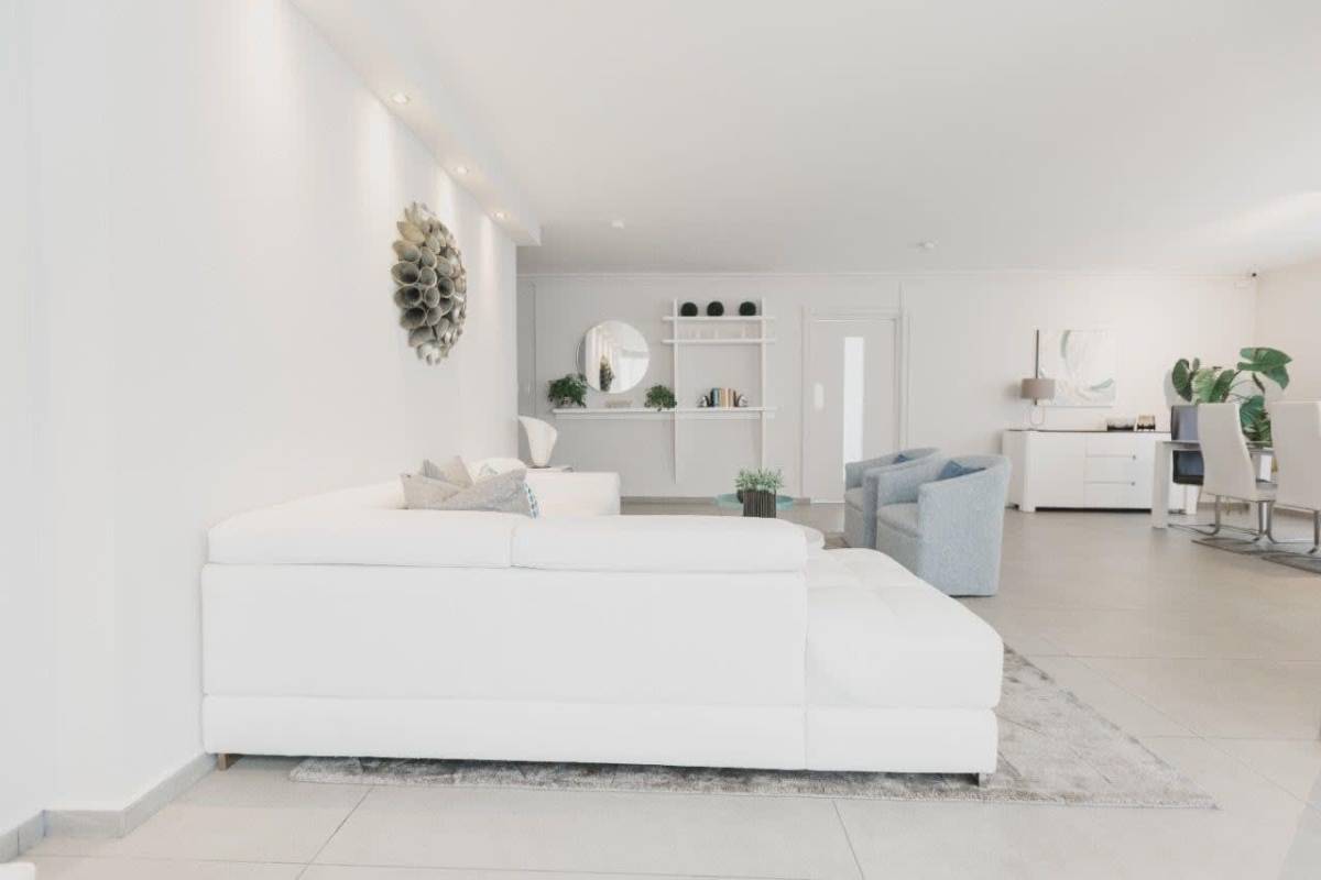 Spacious master bedroom with studio corner walk-in closet PH Prestanza San Francisco Panama