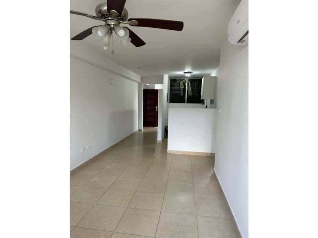 Living room with ceramic floors, ceiling fan, AC, and balcony access in PH Bella Vista Tower Panamá