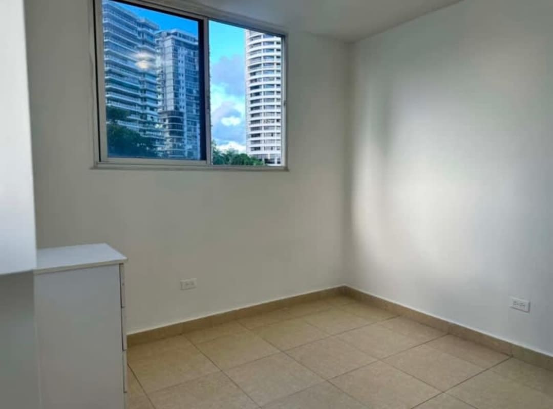 Bright bedroom with large window and natural light PH Bella Vista Panama City for sale