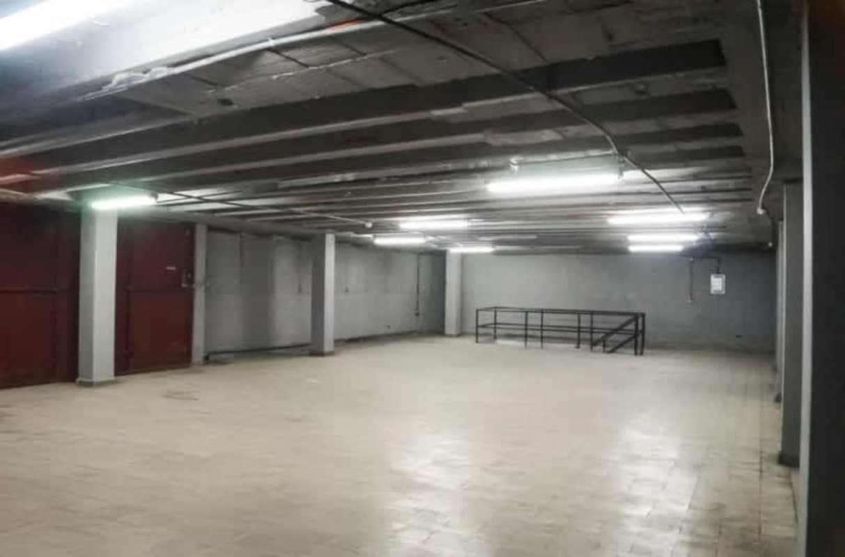 Loading dock large warehouse for rent Calidonia Panama commercial space