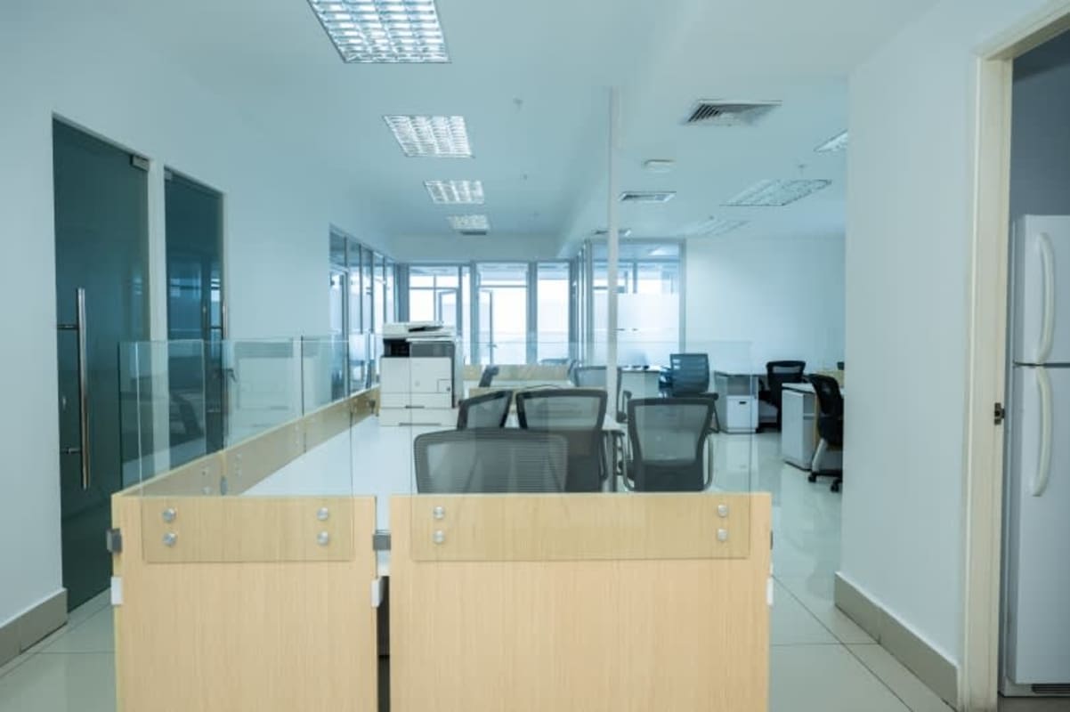 Glass separated workspaces modern design in Avenida Balboa business center