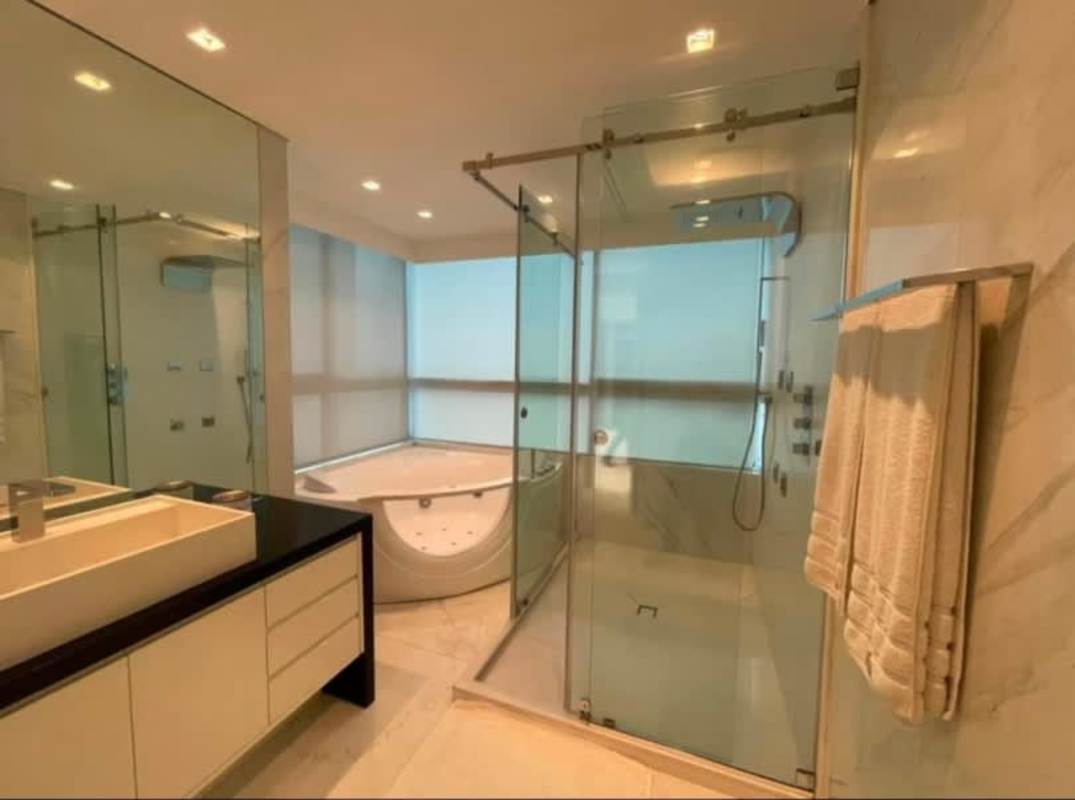 Modern living room with mounted TV, media console in PH Ocean Club Punta Pacífica