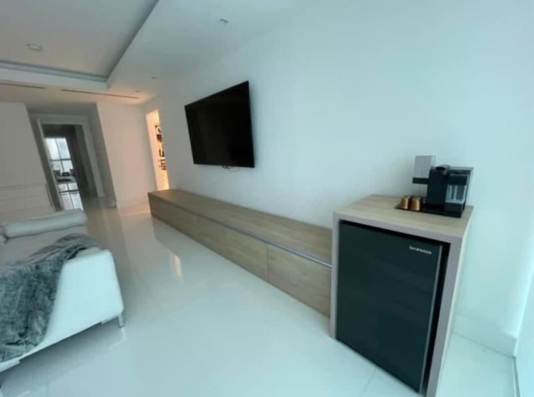 Bright bedroom, king bed, accent wall, pink decor, city views Ocean Club Punta Pacífica