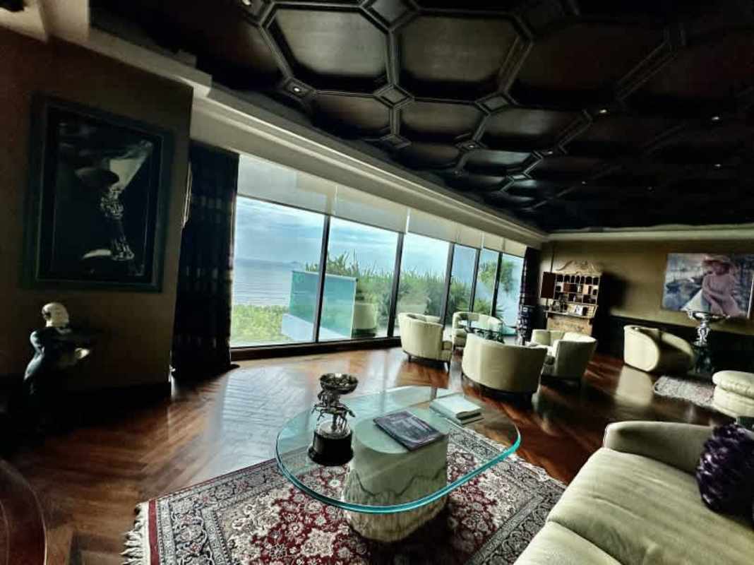 Spacious living room with floor-to-ceiling windows and ocean views in PH Titanium Panama
