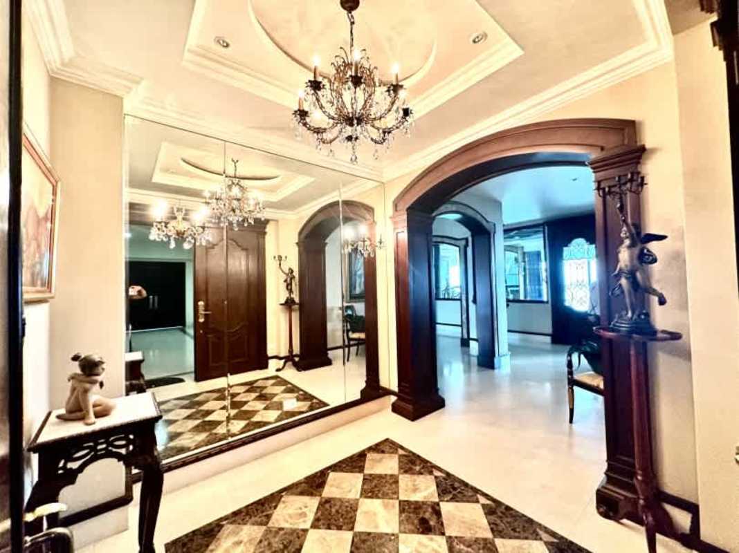 Contemporary kitchen with granite countertops, central island PH Titanium Panama