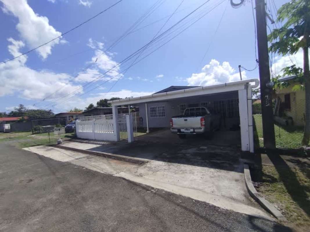 Spacious living and dining area with windows, ceiling fan in house for sale El Coco Penonomé Coclé