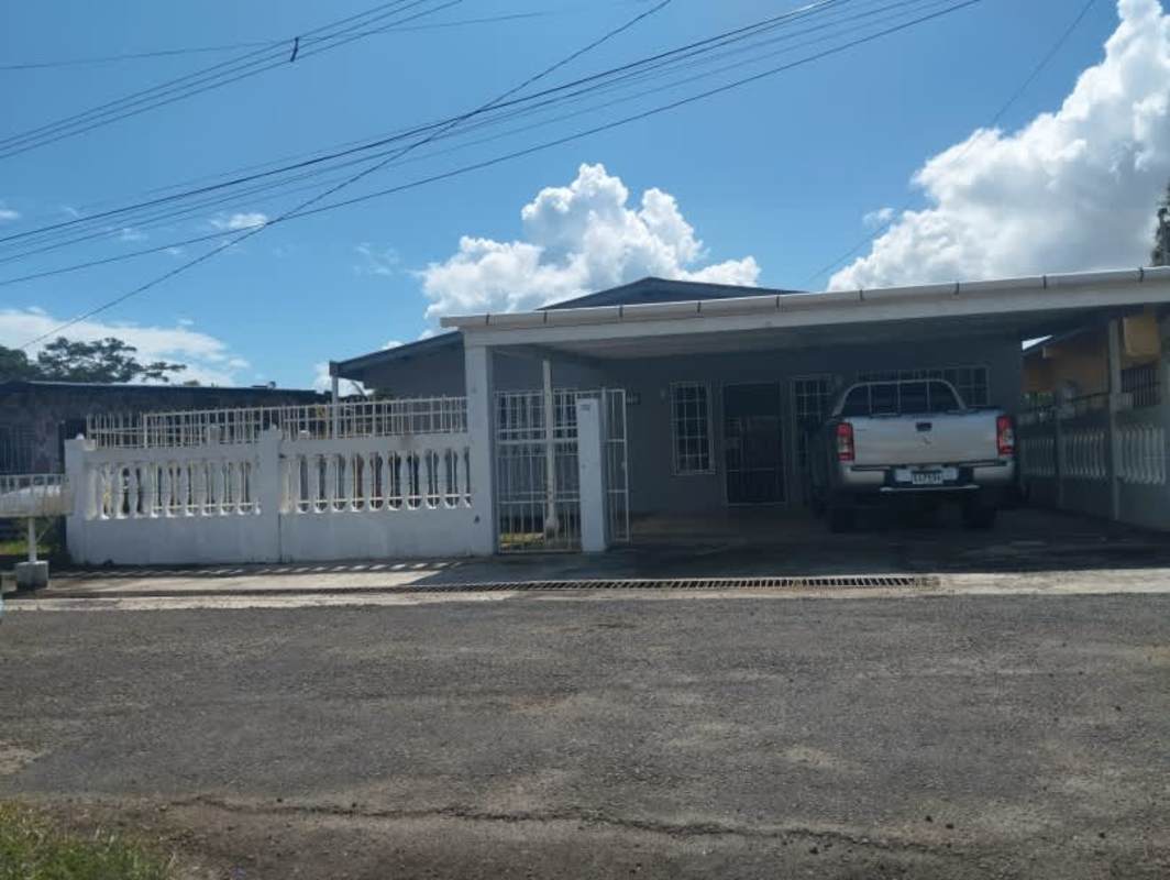 Secure covered carport with vehicle entry in fenced family house for sale El Coco Penonomé