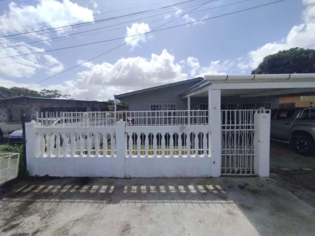 Bedroom with window, tiled floor in 3-bedroom house El Coco Penonomé Coclé