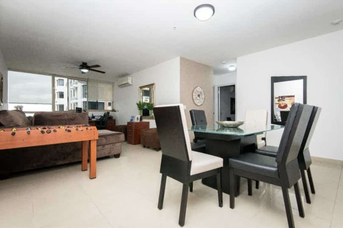 Comfortable bedroom with built-in closet, AC, ceiling fan in PH San Francisco Bay Panama