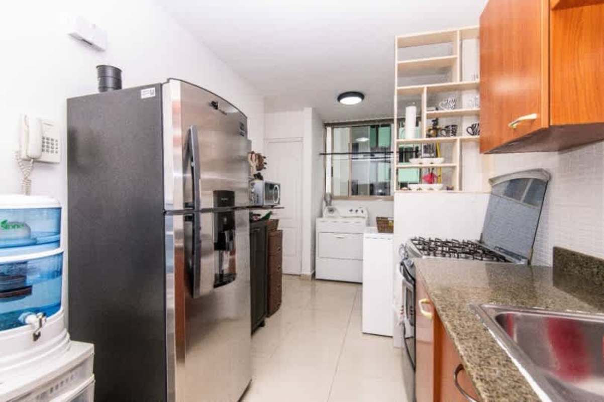 Swimming pool and tennis court at PH San Francisco Bay in Panama City