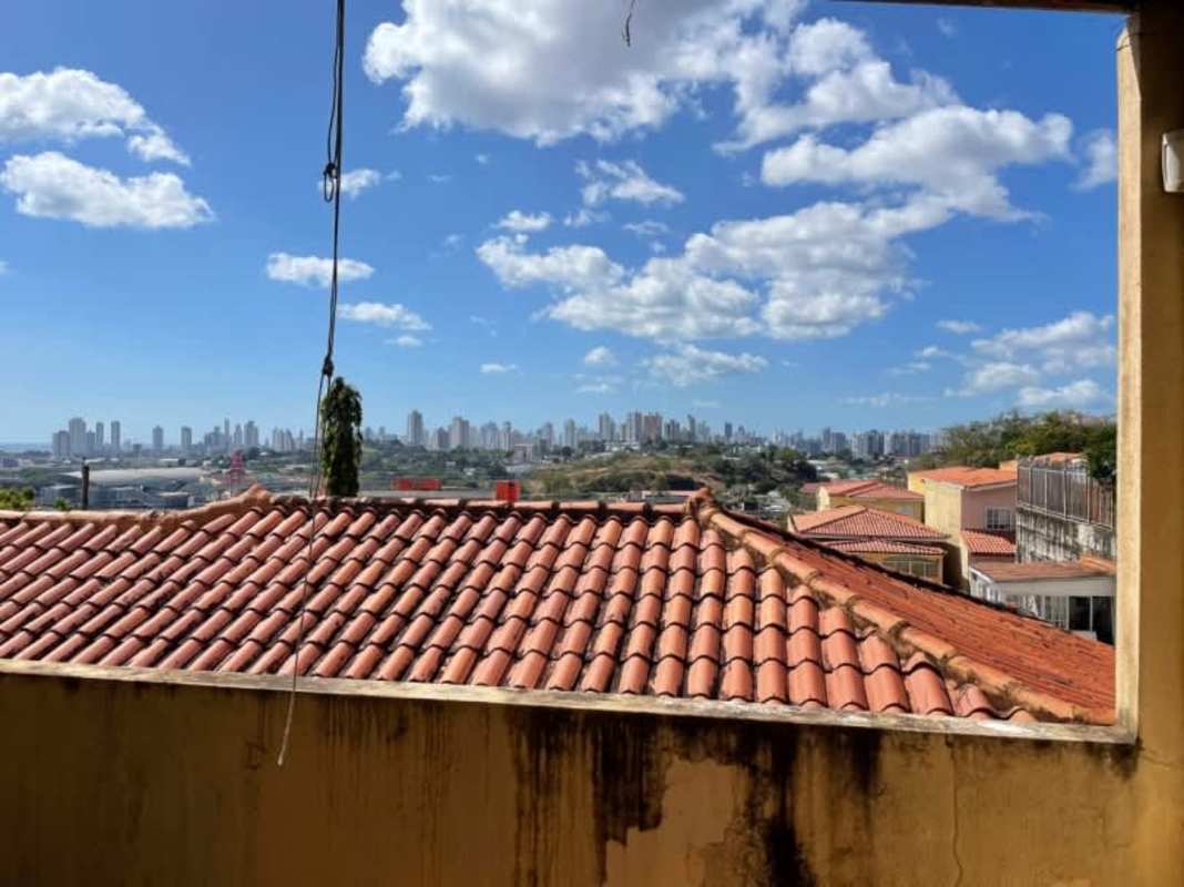 Two-story house with Mediterranean balconies and carport in Residencial El Doral Santiago Panama