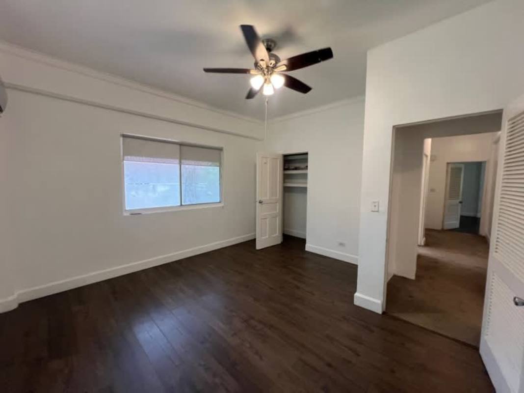 Spacious master bedroom hardwood floors, walk-in closet, air conditioning, Clayton Panama house