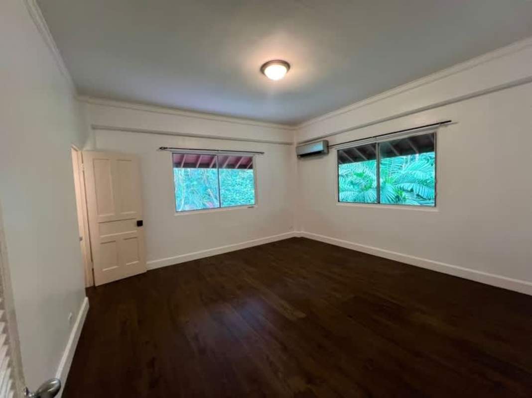 Modern bathroom double sink, walk-in shower family home for rent Panama