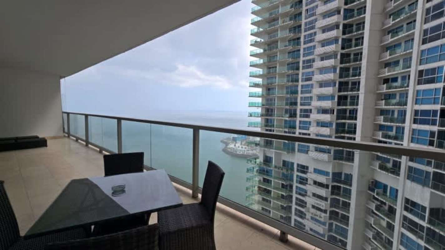 Modern kitchen with granite countertops, stainless appliances, breakfast bar in Ocean Reef apartment Panama