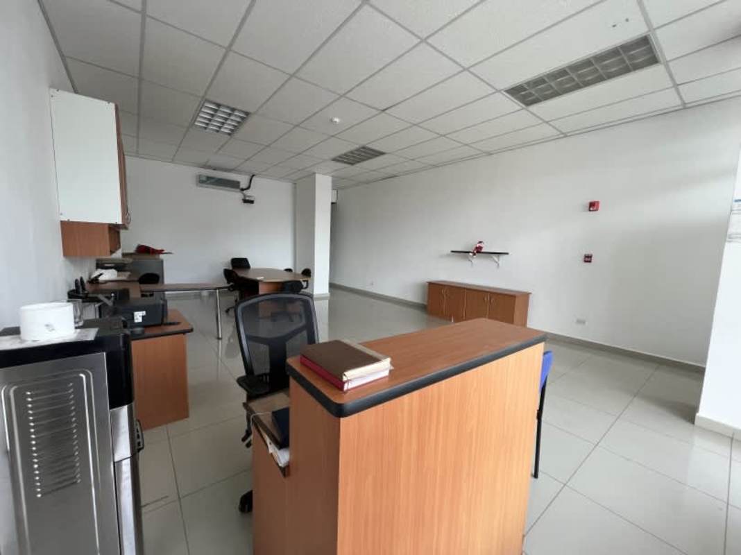 Bright office space with drop ceiling and furniture for rent in Betania PH Alfa Panama City