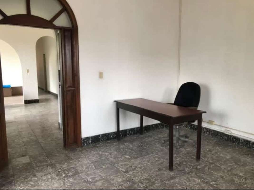 Spacious private office room with windows and tile floors for rent downtown Panama City