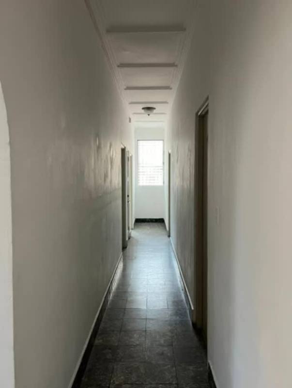 Private office space with large windows and blinds for rent in Perejil Calidonia commercial area Panama City