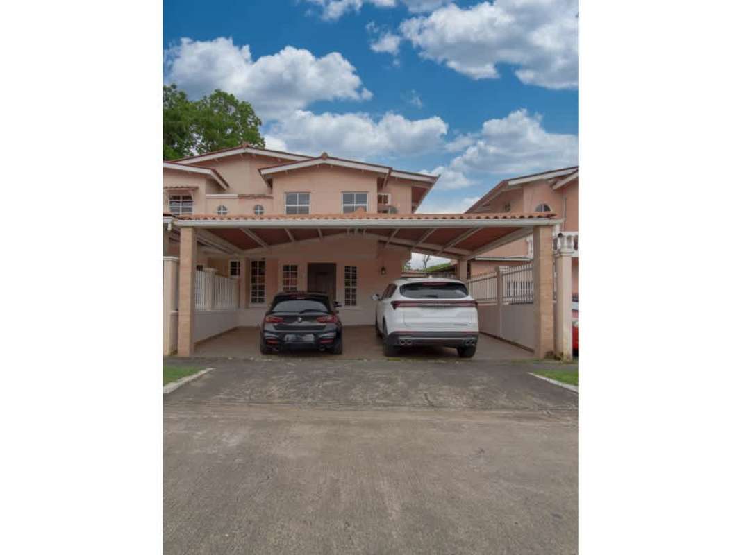 Traditional kitchen with cabinets, double sink, decorative tile border in foreclosure house in Condado del Rey Panama City