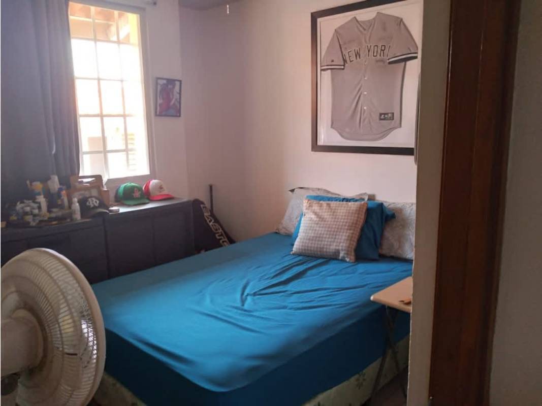 Bedroom with sports memorabilia and natural light PH Cantabria V Panama