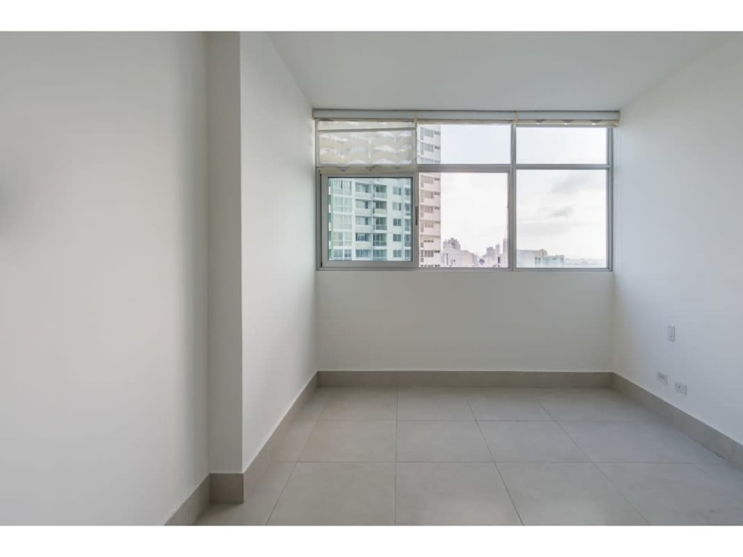 Private balcony overlooking city skyline in PH Vivendi Green Edison Park Panama