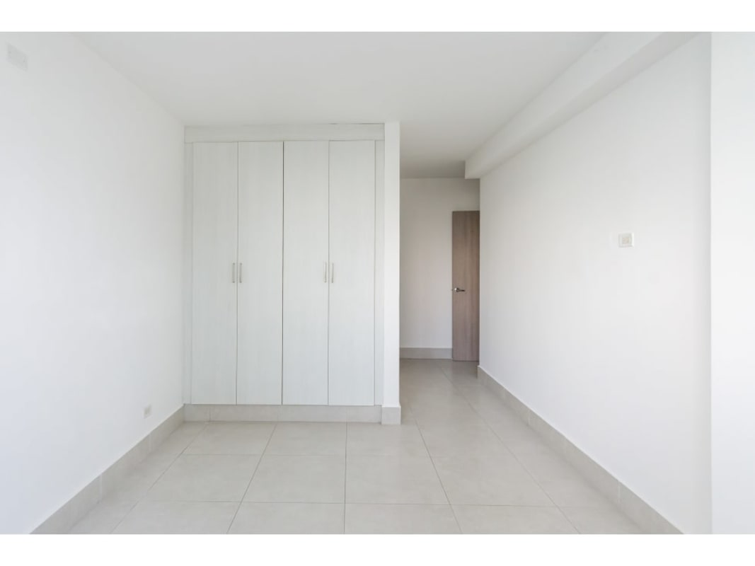 Modern bedroom with built-in wardrobe and city views in PH Vivendi Green Panama City