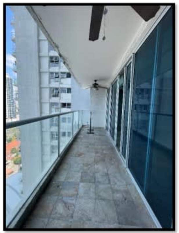 Modern glass balcony showing Pacific Ocean and city skyline views at PH Q Tower Punta Pacifica