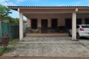 Bright kitchen with mahogany cabinets and tiled backsplash Residencial Don Esteban Panama