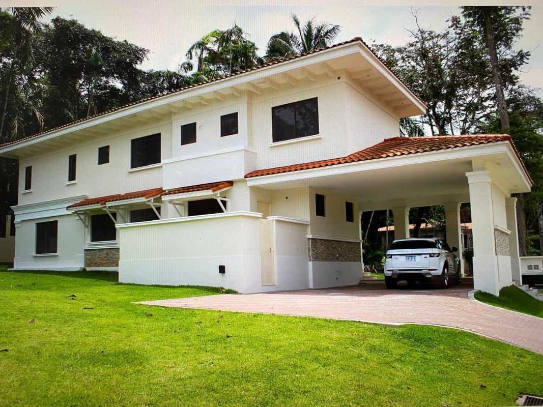 Mediterranean-style home exterior with trees, white walls and tiled roof Senderos Camino de Cruces Panama