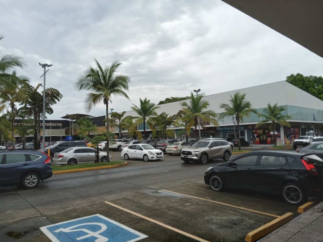 Parking lot at Los Pueblos Shopping Mall commercial property in Panama