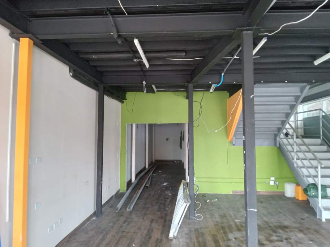 Empty industrial commercial unit for lease with mezzanine high ceilings at Los Pueblos Panama