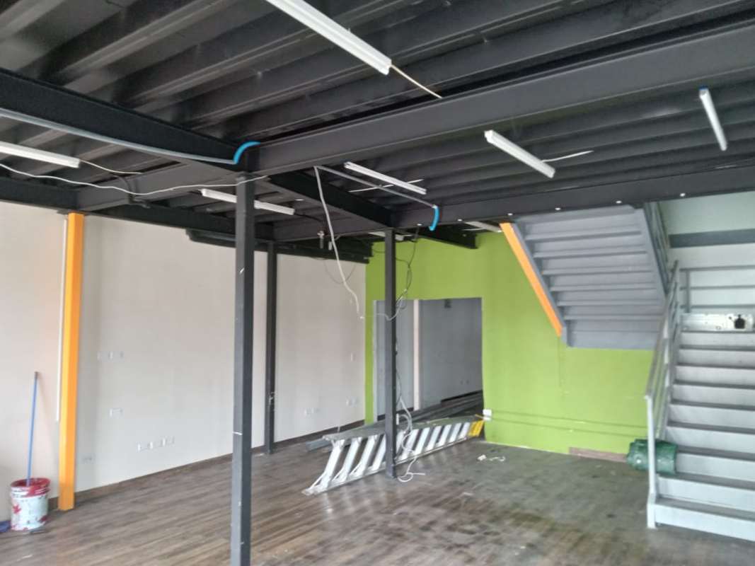 Unfinished warehouse space with exposed beams and industrial ceiling for lease Panama