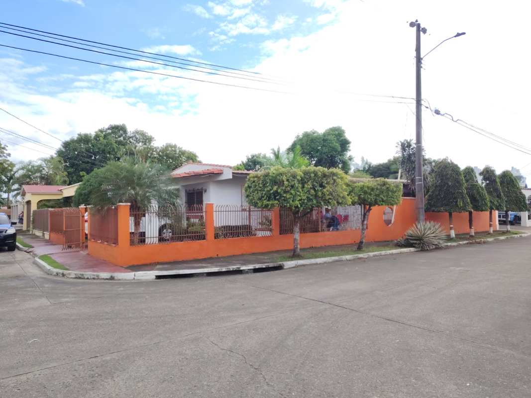 Spacious living dining area with tile floors and ample natural light in Altos del Romeral Chanis