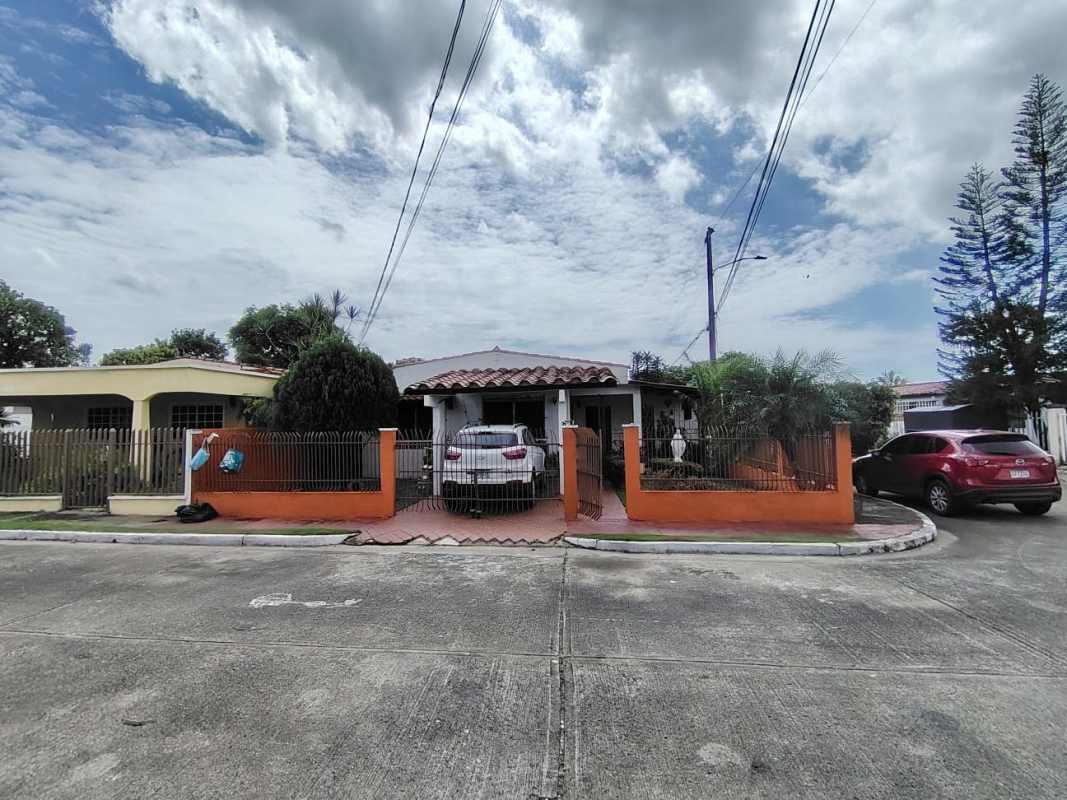 Front fence, parking and garden of house for sale in Chanis Panama