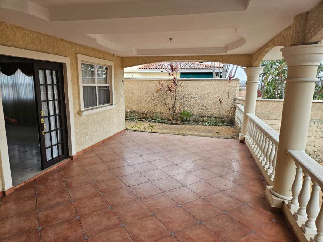 Traditional kitchen with light wood cabinets, granite counters, appliances in El Doral house Panama