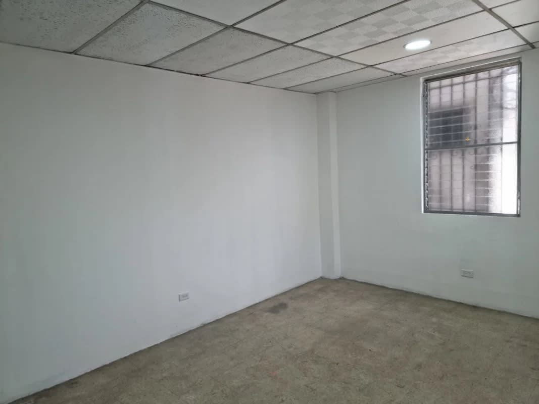 Unfurnished office room with window bars, drop ceiling Edificio Triana Calidonia