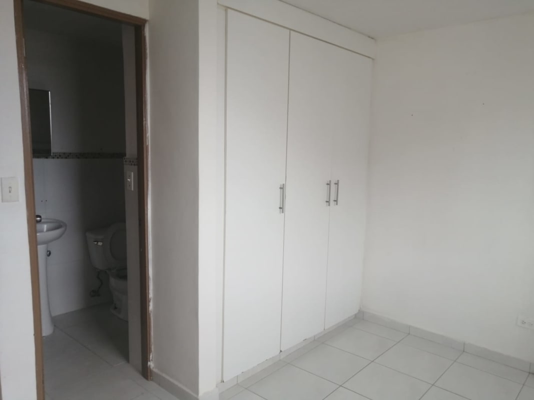 Bedroom with built-in closet and ensuite bathroom inside PH Llano Bonito Don Bosco Panama