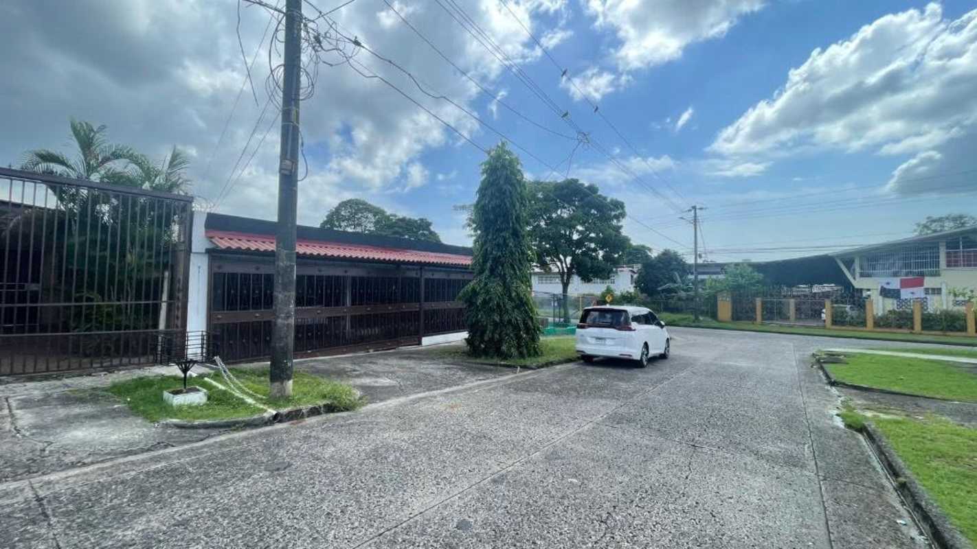 Nearby playground and outdoor fitness equipment space in Monte Oscuro Pueblo Nuevo Panama City