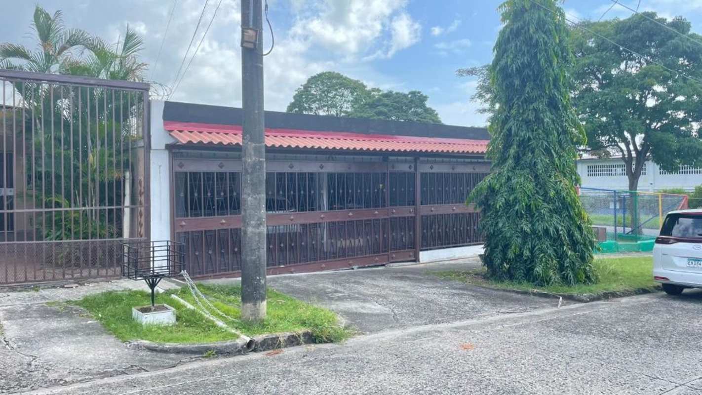 Gated driveway with front garden and red tiled roof in Monte Oscuro Pueblo Nuevo Panama