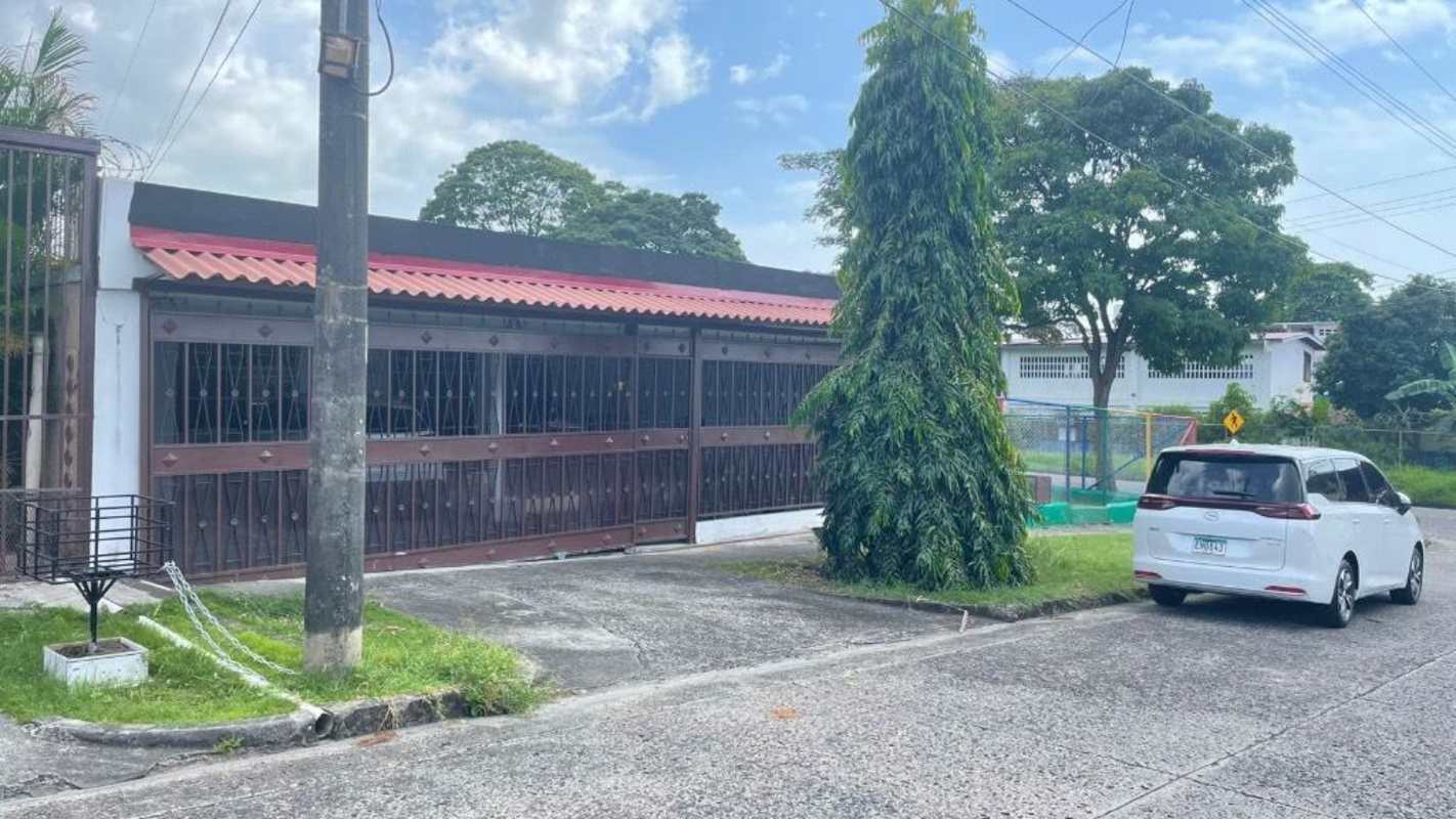 Single-family house with metal fence, secure parking space and mature landscaping Pueblo Nuevo near La Gran Estación Panama